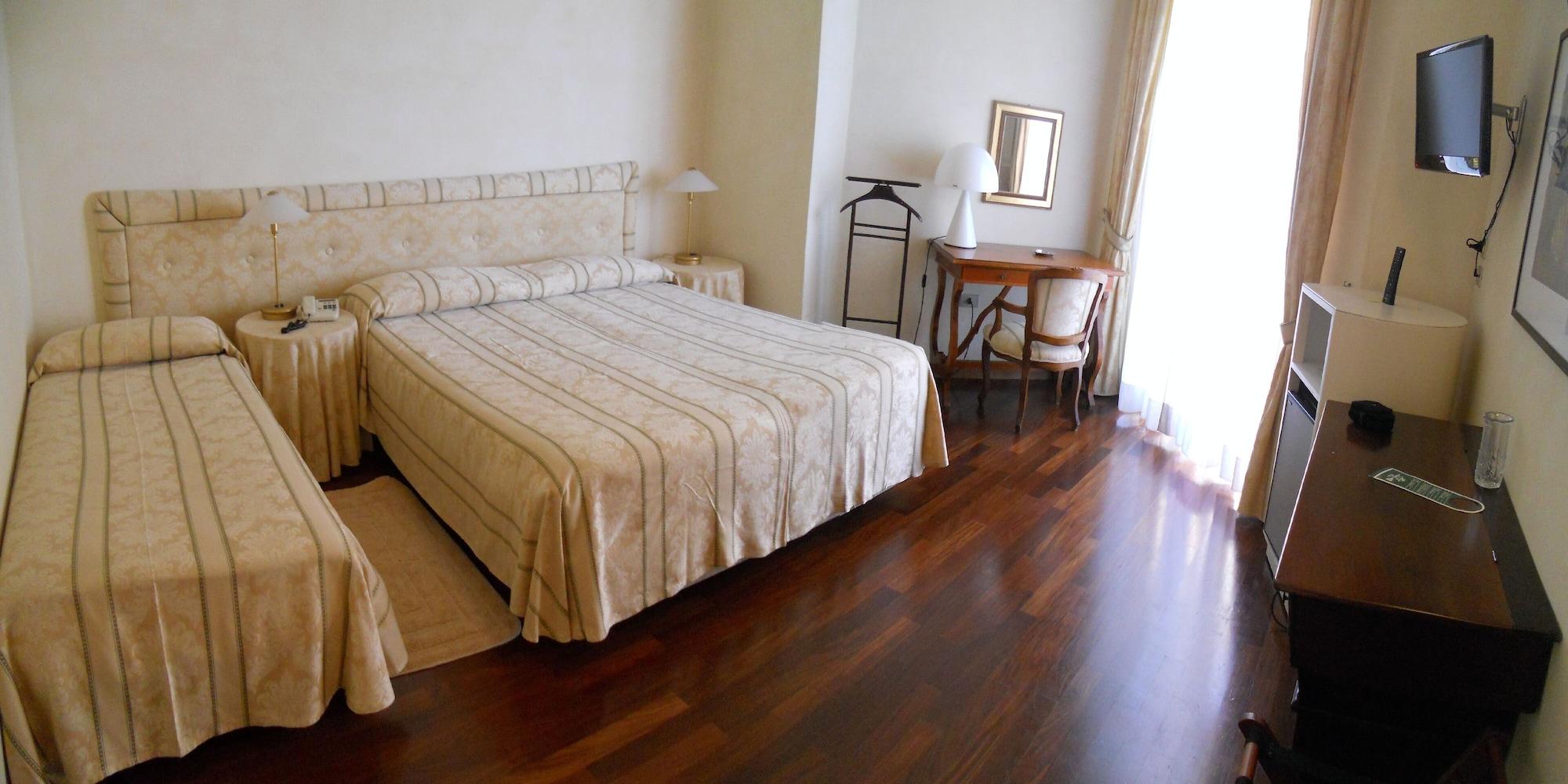 קאטוליקה Hotel Negresco מראה חיצוני תמונה