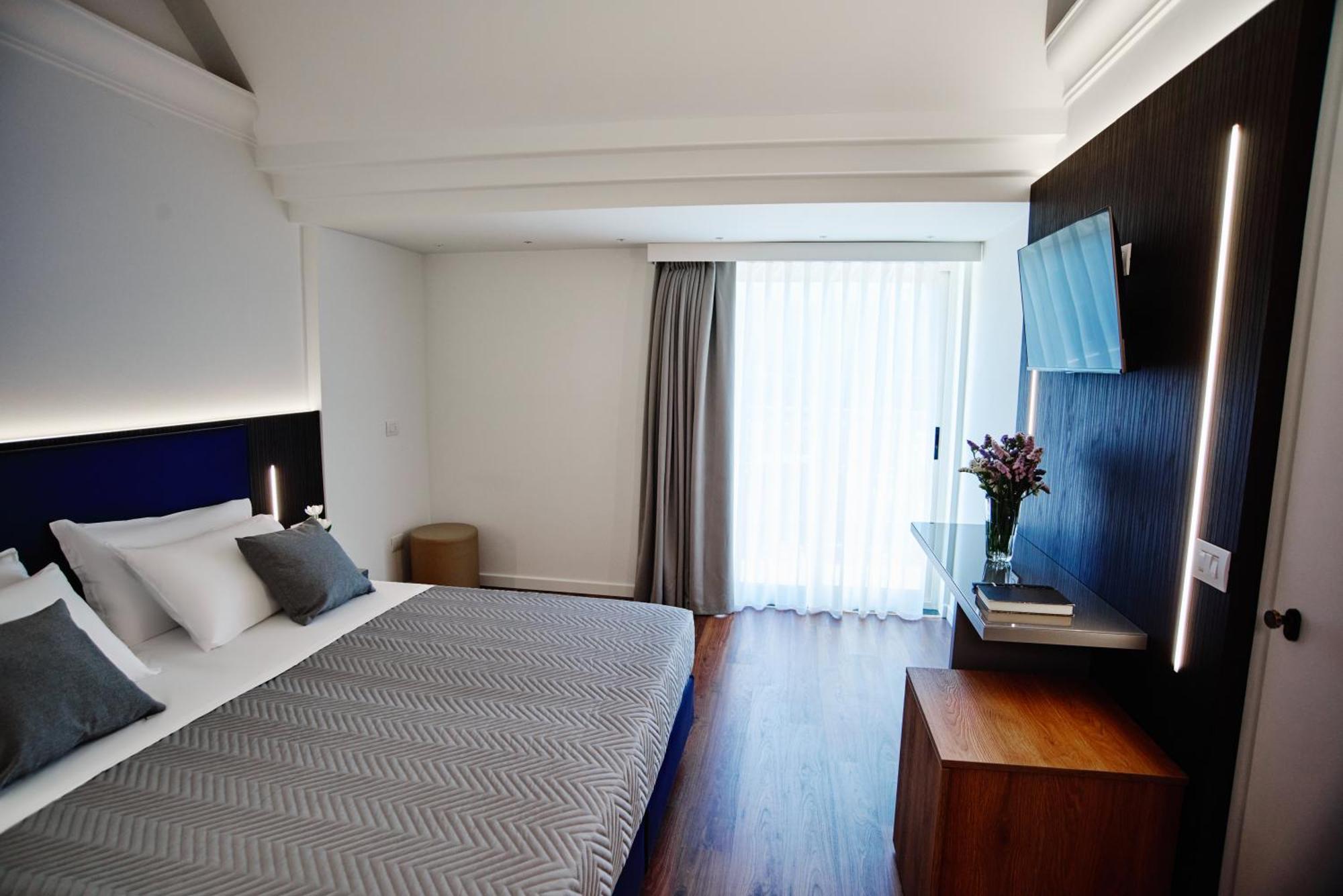 קאטוליקה Hotel Negresco מראה חיצוני תמונה