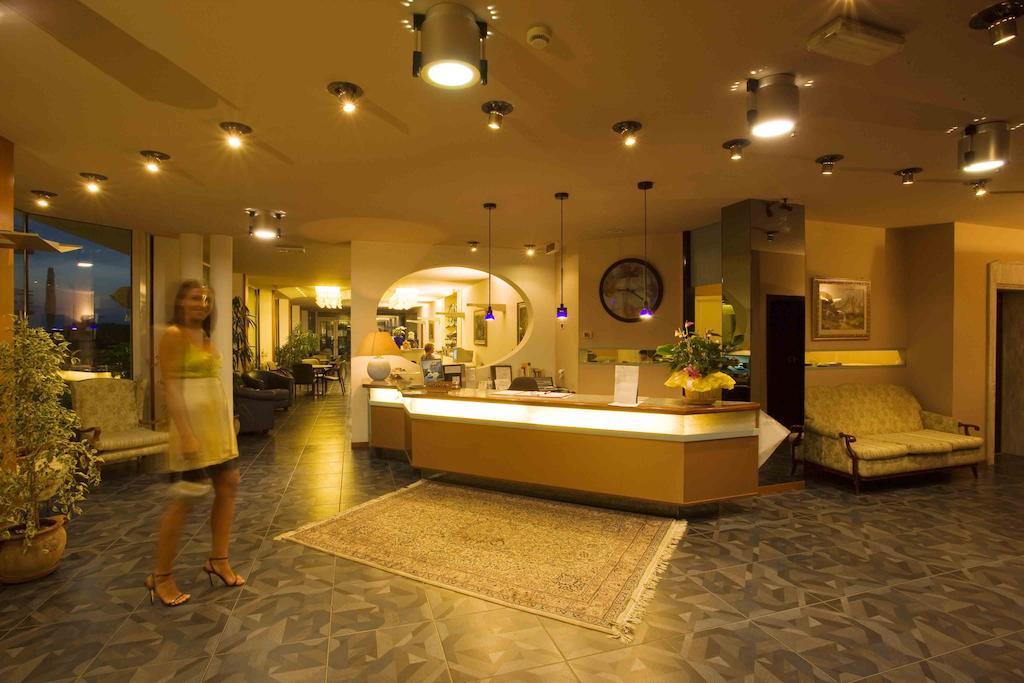 קאטוליקה Hotel Negresco מראה חיצוני תמונה